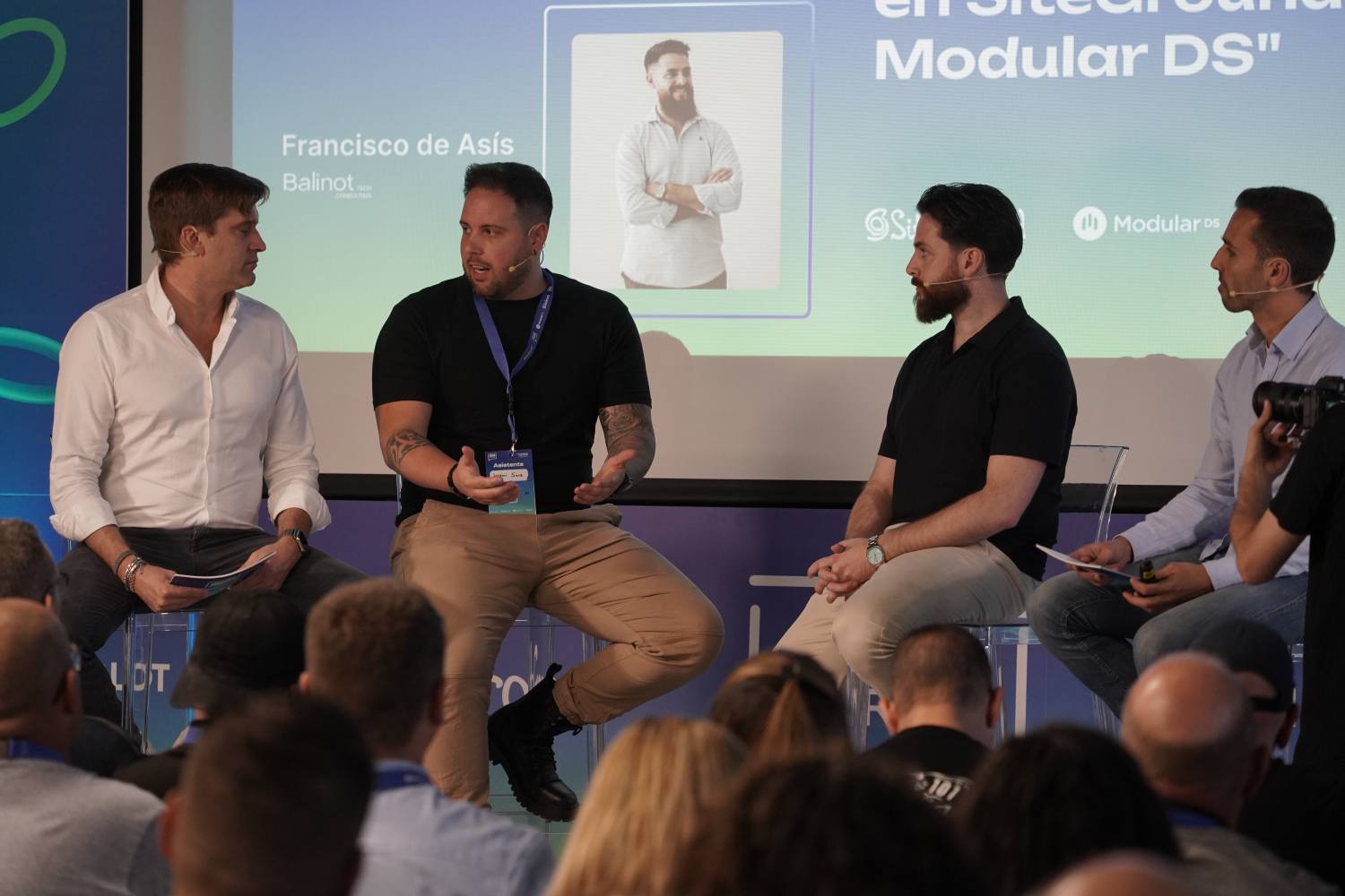 Panel de casos de éxito en el WP Agency Forum 2025 con Josemi Sanz y Francisco de Asís, junto a Héctor de Prada (Modular DS) y Juan Manuel Rodríguez (SiteGround).