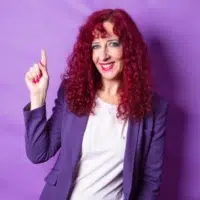 Imagen de Marina Brocca sobre fondo morado