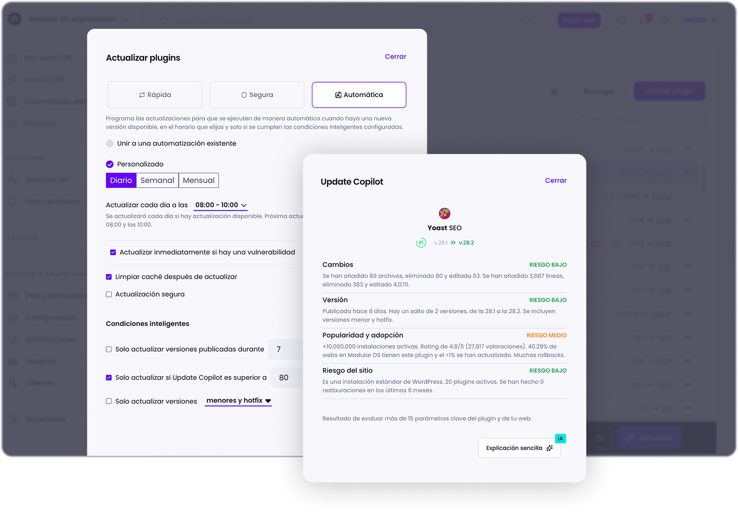 Modal de configuración de actualizaciones en Modular DS con opciones de actualización rápida, segura y actualización automática inteligente, junto a una captura de Update Copilot que muestra el análisis y la puntuación de riesgo de una versión de un plugin de WordPress a actualizar.