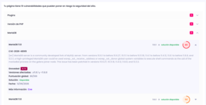 Sección de vulnerabilidades en Modular DS mostrando el desglose por plugins, versión de PHP y MariaDB, con el detalle de una vulnerabilidad y su puntuación de severidad.