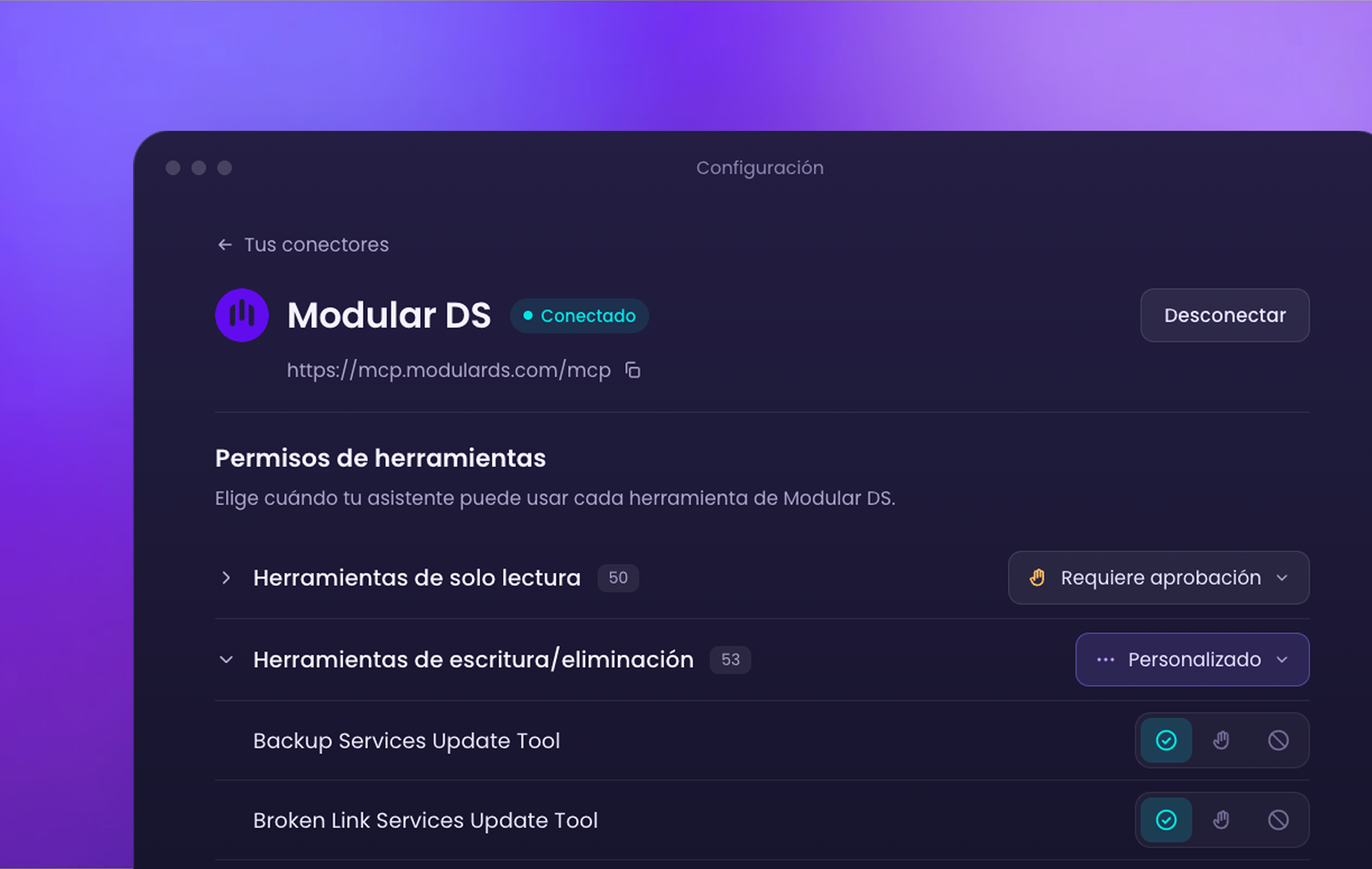 Pantalla de ajustes del conector de Modular DS mostrando permisos de herramientas, con las herramientas de solo lectura configuradas para requerir aprobación y las de escritura/eliminación personalizadas individualmente, incluyendo opciones de permitido y aprobación requerida.