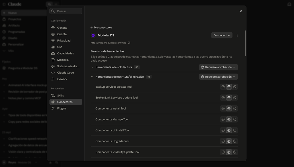 Ajustes del conector de Modular DS en Claude, mostrando los grupos de herramientas de solo lectura y de escritura/eliminación, cada uno con su propio control de aprobación individual.