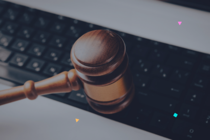 Mazo de juez sobre un teclado de ordenador, representando la auditoría o revisión legal de una web.