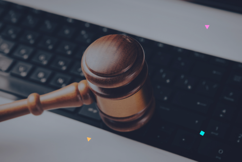 Mazo de juez sobre un teclado de ordenador, representando la auditoría o revisión legal de una web.